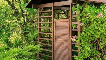 Do zamaskowania miejsca, w którym stoi śmietnik, doskonale nadają się pnącza wieloletnie. 15.07.2005 BRWINOW OGROD PRYWATNY PREZENTERKI TELEWIZJI TVN 24 METEO MAJKI POPIELARSKIEJ MAJKA POPIELARSKA DREWNO ZWIR NAWIERZCHNIA SMIETNIK ALTANKA OBUDOWA POMYSLY FOT. PAWEL SLOMCZYNSKI / AGENCJA GAZETA PUBLIKACJA OGRODY NR 11 (79) - 11.2005 PUBLIKACJA LADNY DOM NR 11 (145) - 11 2010 SLOWA KLUCZOWE: OGRODY ARCHITEKTURA ZDJĘCIE DO WKŁADKI: PUBLIKACJA OGRODY NR 11 (79) - CZASOPISMA