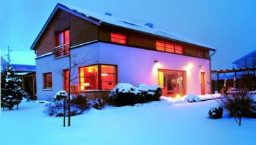 Nowoczesna a zarazem stylowa bryła tego domu nic nie straciła ze swego uroku - choć od budowy minęło już 10 lat zimowy dom, dom jednorodzinny, dom z poddaszem, tynk, drewniana elewacja