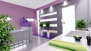 W czterech rzędach. Symetrycznie rozmieszczone rzędy pustaków, podświetlone z góry i z boku halogenami ukrytymi za osłoną z płyt gipsowo-kartonowych, zdecydowanie urozmaiciły gładką płaszczyznę ściany. Do nich doskonale pasują drzwi wykonane z białego matowego szkła. Przepuszczają one światło z sąsiedniego pomieszczenia i efektownie rozjaśniają wnętrze.