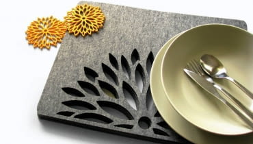 <B>Ten znany od dawna materiał jest ostatnim krzykiem wnętrzarskiej mody. Robi się z niego nie tylko obicia mebli, ale także naczynia dekoracyjne i różne ozdoby. Ich na ogół wyrafinowana forma kontrastuje ze zgrzebnością tworzywa. I o to właśnie chodzi!</B> <BR >AKCESORIA. Podkładki, filc wełniany, 60 zł/szt., modna.pl