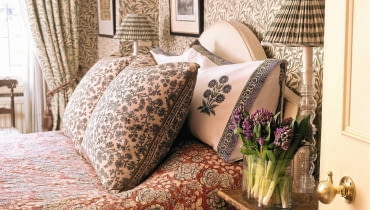 Tapety z motywami stworzonymi przez Williama Morrisa nigdy nie wyszły z mody. A detail of a traditional bedroom with William Morris pattern wallpaper and curtains, double bed, pattern cover SLOWA KLUCZOWE: square image