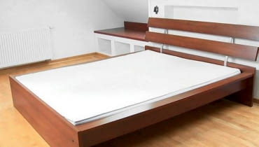 Metamorfoza. Sypialnia. Łóżko. Półki w zabudowie. Wnętrze.