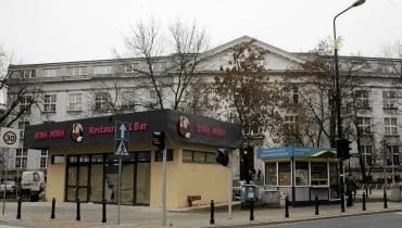 Skwerek przy ul. Noakowskiego oszpeciła buda z różowym szyldem. W tle neoklasycystyczny gmach kreślarni Politechniki Warszawskiej z lat 20. XX w. 15.11.2013 Warszawa , Skwer 3 Batalionu Pancernego AK Golski . Budka " Bar Minh ". fot . Przemek Wierzchowski / Agencja Gazeta SLOWA KLUCZOWE: Skwer budowla politechnika pawilon buda gastronomia /FR/