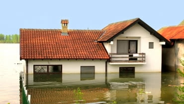Włamanie, zalanie lub pożar? Sprawdź, jak sfinansować naprawę zniszczeń i odzyskać spokój w swoich czterech kątach