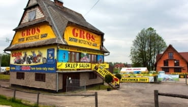 Polska staje się najbrzydszym krajem Unii Europejskiej. Obdrapane billboardy, pstrokate tablice reklamowe, wystawka ogrodowych krasnali, sterty własnoręcznie zrobionych konstrukcji reklamowych zalewają nasz kraj. - Ludzie jadą w Tatry, a trafiają na bazar. Chcą patrzeć na Giewont, a widzą reklamę Castoramy. Bałagan, aż oczy bolą - komentuje Marcin Rutkiewicz ze stowarzyszenia "MiastoMojeAwNim" walczący z inwazją nielegalnej reklamy. Zobacz zdjęcia z ostatniego Dużego Formatu. Na zdjęciu Sklep Gros w Czarnym Dunajcu, najbardziej obklejony dom w okolicy tatry, billboard, reklama