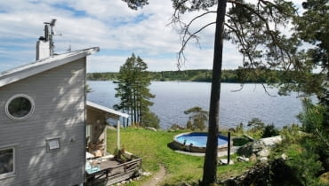 Drewniany dom na wyspie - 117 m kw. Dom i okolica dom na wyspie, dom nad morzem, drewniany dom nad morzem, wakacyjny dom, dom na lato, skandynawski styl