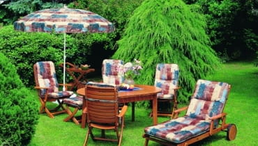 Zestaw mebli teakowych Juwel: stół - 4499 zł, fotel - 2399 zł, leżak - 3899 zł, taboret - 799 zł. Producent: KETTLER