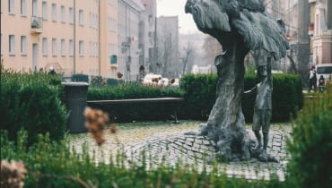 Fontanna "Chłopiec pod wierzbą" na Rynku Wildeckim w Poznaniu Fontanna "Chłopiec pod wierzbą" na Rynku Wildeckim w Poznaniu
