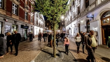 Pierwszy łódzki 'woonerf' czyli podwórzec miejski będący strefą o ograniczonym ruchu kołowym został utworzony na ul.6 Sierpnia. Pierwszy łódzki 'woonerf' czyli podwórzec miejski będący strefą o ograniczonym ruchu kołowym został utworzony na ul.6 Sierpnia.