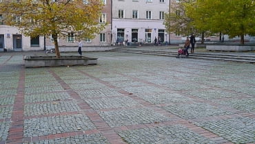 MARIENSZTAT - ten fragment historycznej Warszawy, pozostaje martwy zarówno społecznie, jak turystycznie. Chcemy rozwiązać zagadkę tego miejsca, które mimo licznych starań, nigdy nie stało się atrakcyjną przestrzenią spotkań. Wspólnie z mieszkańcami opracujemy rozwiązania przywracające życie na mariensztackim rynku i w jego okolicy. Fundacja na Rzecz Wspólnot Lokalnych 'Na Miejscu'