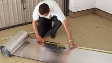 Folię refleksyjną należy odpowiednio przyciąć Folię refleksyjną należy odpowiednio przyciąć