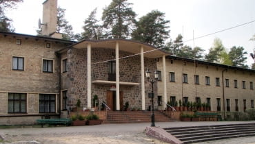 Dom Turysty w Augustowie (dziś Zajazd Hetman). Proj. Maciej Nowicki Dom Turysty w Augustowie (dziś Zajazd Hetman). Proj. Maciej Nowicki