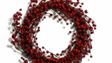 <b> ŚWIĄTECZNE STROIKI. W świątecznym domu nie powinno zabraknąc stroików, łańcuchów i girland. Najbardziej cieszą te zrobione samodzielnie - z gałązek, szyszek, owoców albo ze sztucznych ozdób. Zawsze też można kupić stroik w sklepie. </b> <BR /> Wianek na drzwi, śr. 46 cm, 92 zł, Marks & Spencer