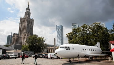 12.07.2017 Warszawa , Plac Defilad . Tajemniczy samolot przy wejsciu do Metra Swietokrzyska na Placu Defilad . Fot. Dawid Zuchowicz / Agencja Gazeta SLOWA KLUCZOWE: palac kultury i nauki plac defilad samolot