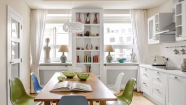 W tej kuchni grzejniki umieszczono pod parapetami i przysłonięto osłonami. ogrzewanie kuchni, grzejniki, aranżacja kuchni