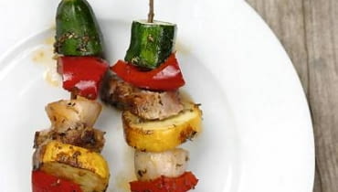 Szaszłyki na rozmarynie - uczta dla wszystkich zmysłów i inspiracja dla najbardziej wymagających smakoszy 29.03.2005 WARSZAWA , SESJA JEDZENIE , DO PRZEPISU AGNIESZKA KREGLICKA , NA ZDJECIU SZASZLYK , NADZIEWANY NA ROZMARYNIE , ROZMARYN STYLIZACJA JOANNA SZACHOWSKA FOT. ARKADIUSZ SCICHOCKI / AGENCJA GAZETA