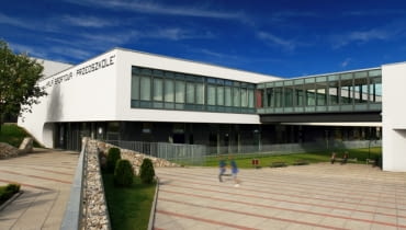 Mali mieszkańcy Katowic zyskali atrakcyjną przestrzeń do nauki. Na Osiedlu Bażantów powstało nowoczesne przedszkole, gimnazjum i sportowa hala. Za projekt odpowiada biuro projektowe MAŁECCY. Hala Sportowa, Przedszkole i Gimnazjum z Katowic autorstwa biura projektowego MAŁECCY