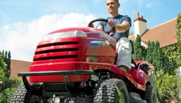 Traktorek ogrodowy, podobnie jak samochód, wymaga regularnego mycia, wymiany płynów technicznych czy czyszczenia filtra powietrza traktorek ogrodowy, traktorek ogrodniczy
