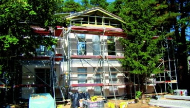 Po czterech dniach bryła domu była już w zasadzie gotowa - brakowało jeszcze dachówek i wykończeń dachowych, no i tynków dom prefabrykowany