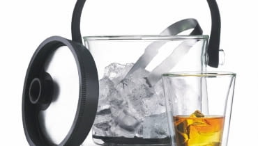 <B>Jak jubileusz, to i bankiet. A na nim życzenia, toasty i mnóstwo życzliwych gości, których trzeba podjąć dobrymi trunkami i smakowitymi przekąskami. Zapraszamy Państwa na małe jubileuszowe co nieco.</B> <BR >AKCESORIA. Pojemnik na lód, szkło, stal i tworzywo sztuczne, 206 zł, Portform