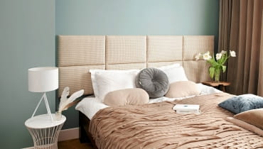 <B>Architektka i projektantka wnętrz Małgorzata Muc rozwiązuje problemy, z którymi zetknęli się czytelnicy podczas aranżacji wnętrz. <BR />Co za głową? Mam proste łóżko - zwykła drewniana rama, na niej materac. Marzy mi się miękki zagłówek o ciekawej formie. Kupić go, uszyć?</B> <BR />Zagłówek można kupić, ale wtedy nie mamy pewności, czy będzie idealnie pasował do ramy łóżka i do wystroju wnętrza. Dlatego najlepszym rozwiązaniem jest zamówienie miękkiego zagłówka u tapicera (przy okazji tą samą tkaniną warto obić całą ramę łóżka i zamówić także pokrowiec na fotel). Zwolennicy opcji zrób to sam mogą zamocować na ścianie np. filcowe koła albo poduszki z gąbki tapicerskiej w poszewkach (więcej propozycji na stronie: czterykaty.pl). Zachęcam do tego, bo zagłówki są naprawdę praktyczne - zapewniają miękkie oparcie głowie i plecom, chronią też ścianę przed zabrudzeniem. <B>Architektka i projektantka wnętrz Małgorzata Muc rozwiązuje problemy, z którymi zetknęli się czytelnicy podczas aranżacji wnętrz. <BR />Co za głową? Mam proste łóżko - zwykła drewniana rama, na niej materac. Marzy mi się miękki zagłówek o ciekawej formie. Kupić go, uszyć?</B> <BR />Zagłówek można kupić, ale wtedy nie mamy pewności, czy będzie idealnie pasował do ramy łóżka i do wystroju wnętrza. Dlatego najlepszym rozwiązaniem jest zamówienie miękkiego zagłówka u tapicera (przy okazji tą samą tkaniną warto obić całą ramę łóżka i zamówić także pokrowiec na fotel). Zwolennicy opcji zrób to sam mogą zamocować na ścianie np. filcowe koła albo poduszki z gąbki tapicerskiej w poszewkach (więcej propozycji na stronie: czterykaty.pl). Zachęcam do tego, bo zagłówki są naprawdę praktyczne - zapewniają miękkie oparcie głowie i plecom, chronią też ścianę przed zabrudzeniem.