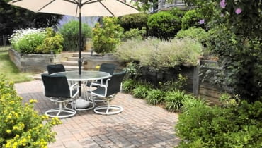 Parasol ogrodowy. Sprawdza się na tarasie, balkonie i każdym zakątku ogrodu. Jego zaletą jest możliwość przestawiania, ale im większy parasol, tym większą musi mieć podstawę mocującą