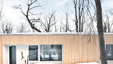 Dom w Quebecu; proj. la SHED architecture jasny dom, minimalistyczne wnętrza, proste wnętrza, styl skandynawski, dom w minimalistycznym stylu