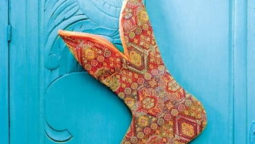 <b> CZARODZIEJSKA SKARPETA. Nie wyrzucajmy starych swetrów, resztek tkanin i pasmanteryjnych ozdób - możemy z nich wyczarować zjawiskowe skarpety na prezenty. A potem zawieśmy je np. na klamce i poprośmy Św. Mikołaja, by w nocy wypełniły się kolorowymi paczuszkami. </b> <BR /> Bucik błazna Króla Jegomości. Szyjemy go z kawałka ozdobnej tkaniny. Dzwoneczek przyczepiony do wywiniętego czubka - wskazany. Może zadzwoni, gdy św. Mikołaj będzie wkładał paczuszkę... SWIETA BOZE NARODZENIE MIEJSCE NA PREZENTY