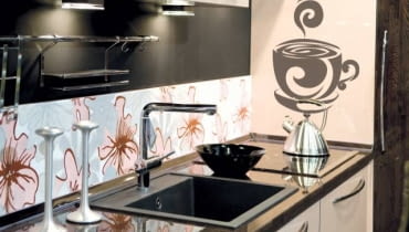 <B>Podobno pogodnie nastawiony do życia kucharz może zdziałać cuda. A w kuchni ozdobionej zabawnymi naklejkami trudno być nie w humorze. Zobaczcie nasze propozycje. I co, od razu lepszy nastrój?</B> <BR />NALEJKA. Kawa, 34 x 50 cm, 66 zł, dekornik.pl