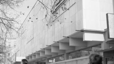 Przed laty był nowoczesną dumą stolicy. Teraz jego dni są już policzone - wkrótce na jego miejscu stanie dziewięciopiętrowy biurowiec, decyzja o wyburzeniu już zapadła Dom handlowy Sezam w Warszawie