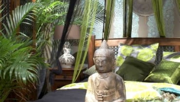 Zadziwiające, jak łatwo przedmioty ozdobione motywem liści wpisują się w wystrój wnętrz zupełnie odmiennych stylowo. Tak samo ładnie wyglądają i w klasycznie zaaranżowanym salonie, i w kolonialnej sypialni czy awangardowym pokoju młodzieżowym. WNETRZA SYPIALNIA DEKORACJE MOTYWY ROSLINNE POSAZEK BUDDY