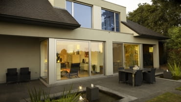 Wygodne wyjście do ogrodu z części dziennej to już rozwiązanie standardowe dom jednorodzinny, taras, elewacja ogrodowa