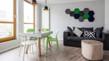 Mieszkanie Alicji Olech. Na ścienie, nad kanapą, wiszą miękkie panele ścienne Fluffo. mieszkanie, nowoczesne mieszkanie, mieszkanie projektantki, mieszkanie w skandynawskim stylu