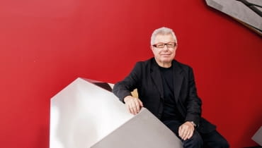 Daniel Libeskind - Jeden z najbardziej znanych i cenionych współczesnych architektów. Urodził się w Łodzi w 1946 roku, w wieku 11 lat wyemigrował z rodzicami początkowo do Izraela, potem do Stanów Zjednoczonych. Zaprojektował między innymi Muzeum Żydowskie w Berlinie, Muzeum Wojskowo-Historyczne Bundeswehry w Dreźnie i apartamentowiec Złota 44 w Warszawie. Jest również współautorem projektu największego z budynków postawionych na miejscu zburzonego kompleksu World Trade Center w Nowym Jorku oraz projektantem Sapphire, apartamentowca budowanego właśnie w Berlinie - jego wizualizacja znajduje się na okładce niniejszego dodatku. Daniel Libeskind - Jeden z najbardziej znanych i cenionych współczesnych architektów. Urodził się w Łodzi w 1946 roku, w wieku 11 lat wyemigrował z rodzicami początkowo do Izraela, potem do Stanów Zjednoczonych. Zaprojektował między innymi Muzeum Żydowskie w Berlinie, Muzeum Wojskowo-Historyczne Bundeswehry w Dreźnie i apartamentowiec Złota 44 w Warszawie. Jest również współautorem projektu największego z budynków postawionych na miejscu zburzonego kompleksu World Trade Center w Nowym Jorku oraz projektantem Sapphire, apartamentowca budowanego właśnie w Berlinie - jego wizualizacja znajduje się na okładce niniejszego dodatku.