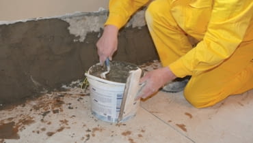 Najlepszym sposobem zabezpieczenia ścian domu z uszkodzoną izolacją poziomą jest wykonanie przepony hydrofobowej fundamenty, izolacja fundamentów