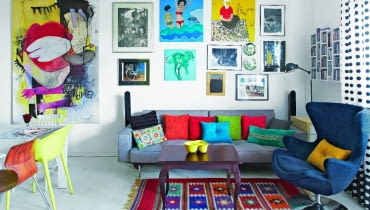 W kącie wypoczynkowym kanapa o minimalistycznej formie (duńskiej firmy Innovation Living) zgodnie sąsiaduje z fotelem w stylu lat sześćdziesiątych (BoConcept) i stolikiem nawiązującym do dawnych ludwików. Orientalny dywan został dosłownie ściągnięty z grzbietu wielbłąda podczas przejażdżki po egipskiej pustyni (oczywiście za zgodą właściciela i po uiszczeniu stosownej zapłaty). Do jego kolorystyki nawiązują barwy poduszek (sztruksowe są z F&F Home, z guzikami - z pakamera.pl). Na ścianie galeria dzieł autorstwa m.in. Sabiny Twardowskiej, Anki Mierzejewskiej, Gosi Bartosik, Przemka Cerebieża--Tarabickiego, Michała Minora, Piotra Wiatraka. W KĄCIE WYPOCZYNKOWYM kanapa o minimalistycznej formie (duńskiej firmy Innovation Living) zgodnie sąsiaduje z fotelem w stylu lat sześćdziesiątych (BoConcept) i stolikiem nawiązującym do dawnych ludwików. Orientalny dywan został dosłownie ściągnięty z grzbietu wielbłąda podczas przejażdżki po egipskiej pustyni (oczywiście za zgodą właściciela i po uiszczeniu stosownej zapłaty). Do jego kolorystyki nawiązują barwy poduszek (sztruksowe są z F&F Home, z guzikami - z pakamera.pl). Na ścianie galeria dzieł autorstwa m.in. Sabiny Twardowskiej, Anki Mierzejewskiej, Gosi Bartosik, Przemka Cerebieża--Tarabickiego, Michała Minora, Piotra Wiatraka.