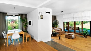 W taki sposób można wynieść na piedestał na przykład aneks kuchenny bądź kąt jadalny. Strefa pełniąca odmienną funkcję w otwartym wnętrzu zostanie wówczas wyraźnie wyodrębniona. <BR > Aneks jadalny. Uwaga, stopień! Podest i podłogę w salonie wykończono tym samym drewnem (dąb). O zmianie poziomu posadzki przypominają domownikom ułożone tuż przy podeście duże płyty gresu. UWAGA ! PONOWNA PUBLIKACJA WYLACZNIE ZA ZGODA WLASCICIELI KATOWICE , DOM , WNETRZA - WIDOK NA JADALNIE I POKOJ DZIENNY , STYLIZACJA MAGDA OLSZEWSKA FOT. MAREK SZYMANSKI PUBLIKACJA CZTERY KATY NR 10 (240) - 10 2011 SLOWA KLUCZOWE: ARCHITEKTURA WNETRZE MEBEL POKOJ JADALNIA ZDJĘCIE DO WKŁADKI: PUBLIKACJA CZTERY KATY NR 10 (240) - CZASOPISMA