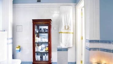 Meble łazienkowe są stylizowane na klasycystyczne z początku XIX wieku. Do tego stylu nawiązuje również żyrandol. Nawet wzory na ręczniku do złudzenia przypominają te sprzed dwustu lat. Meble łazienkowe są stylizowane na klasycystyczne z początku XIX wieku. Do tego stylu nawiązuje również żyrandol. Nawet wzory na ręczniku do złudzenia przypominają te sprzed dwustu lat.