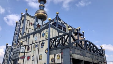 Spalarnia śmieci Spittelau w Wiedniu. Proj. Hundertwasser Spalarnia śmieci Spittelau w Wiedniu. Proj. Hundertwasser