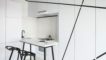 Architekci ze studia Mili Młodzi Ludzie - Lech Moczulski i Przemysław Nowak zaprojektowali mieszkanie o powierzchni 26 m kw.na poznańskim Łazarzu. Lokal powstał na adaptowanym na mieszkanie strychu kamienicy. kawalerka, mieszkanie w Poznaniu, małe mieszkanie, jak urządzić małe mieszkanie, jak urządzić kawalerkę