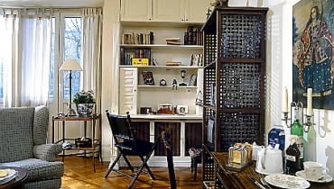 W niewielkim mieszkaniu dzięki przemyślanym rozwiązaniom powstały wygodne kąty - jest tu miejsce do wypoczynku, jedzenia i pracy. Styl i kolory wyposażenia sprawiają, że kawalerka ma zdecydowanie angielski styl UWAGA PONOWNA PUBLIKACJA ZA ZGODA WLASCICIELI MIESZKANIE WNETRZE MEBLE STYLIZACJA CARMEN PEREZ FOT. RAFAL LIPSKI PUBLIKACJA CZTERY KATY NR 4 (150) - 4.2004