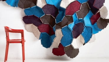 Clouds (2009), Kvadrat. Nowe spojrzenie na tkaninę we wnętrzu. Trójwymiarowa struktura, którą można dzielić przestrzeń lub po prostu potraktować jako efektowną dekorację ściany. Ronan i Erwan Bouroullecowie, projektanci, design