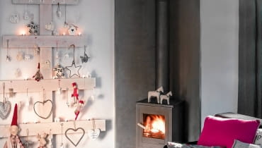 Skandynawskie wzornictwo czerpie garściami z tradycji rodzimego rzemiosła. Nawet ozdoby choinkowe mają własny styl ? skromne, raczej w stonowanych barwach, równie dobrze odnalazłyby się w codziennym wystroju wnętrza. Bywa, że eksponuje się je na drzewku-symbolu, takim jak na zdjęciu. Meble: stoliki-pieńki, 449 zł, HK Living; na choince: gwiazdy, 41,99 zł/szt., napis, 67,99 zł, domki (małe,) 62 zł/3 szt., aniołki 22 zł/szt., misie i Mikołaje 42 zł/szt., dutchhouse.pl; serduszka ręcznie malowane w nutki 7 zł/szt., Malowana Szuflada; serduszka 10 zł/szt. Malabelle; ptaszki 94 zł/szt., gwiazda (kontur), 76 zł, serca (kontury), 78 i 79 zł, serduszko haftowane 94 zł, krasnal (na podłodze), 298 zł zpotrzebypiekna.com; krasnale (małe), 89 zł/szt., renifer, 179 zł, Scandinavian Living; na kominku: Koniki 79 i 99 zł, Scandinavian Living; na stolikach: kubki (z literkami), 36 zł/szt., zpotrzebypiekna.com; świeczniki, 42 zł/szt., dutchhouse.pl; na kanapie: poduszka (amarantowa), 256 zł, poduszki (szare z wzorkiem), 209 zł/szt., Malabelle Nieopisane przedmioty są własnością prywatną. Skandynawskie wzornictwo czerpie garściami z tradycji rodzimego rzemiosła. Nawet ozdoby choinkowe mają własny styl ? skromne, raczej w stonowanych barwach, równie dobrze odnalazłyby się w codziennym wystroju wnętrza. Bywa, że eksponuje się je na drzewku-symbolu, takim jak na zdjęciu. Meble: stoliki-pieńki, 449 zł, HK Living; na choince: gwiazdy, 41,99 zł/szt., napis, 67,99 zł, domki (małe,) 62 zł/3 szt., aniołki 22 zł/szt., misie i Mikołaje 42 zł/szt., dutchhouse.pl; serduszka ręcznie malowane w nutki 7 zł/szt., Malowana Szuflada; serduszka 10 zł/szt. Malabelle; ptaszki 94 zł/szt., gwiazda (kontur), 76 zł, serca (kontury), 78 i 79 zł, serduszko haftowane 94 zł, krasnal (na podłodze), 298 zł zpotrzebypiekna.com; krasnale (małe), 89 zł/szt., renifer, 179 zł, Scandinavian Living; na kominku: Koniki 79 i 99 zł, Scandinavian Living; na stolikach: kubki (z literkami), 36 zł/szt., zpotrzebypiekna.com; świeczniki, 42 zł/szt., dutchhouse.pl; na kanapie: poduszka (amarantowa), 256 zł, poduszki (szare z wzorkiem), 209 zł/szt., Malabelle Nieopisane przedmioty są własnością prywatną.