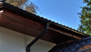 <b>Rynny PVC. </b>Wysokiej jakości rynny PVC są odporne na promieniowanie UV, długo zachowują kolor i połysk rynny, orynnowanie, okap dachu, rynny plastikowe, PVC