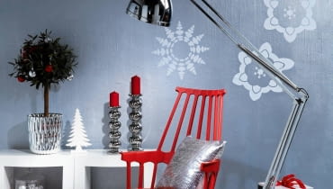 <B>Wystarczy delikatnie posrebrzyć szarość, aby ten skromny kolor, który nigdy nie wysuwa się na pierwszy plan, nabrał wielkiej mocy dekoracyjnej. Inną zaletą srebrnego odcienia jest zadziwiająca zdolność do tworzenia udanych kompozycji ze wszystkimi barwami.</B> <BR />MEBLE: fotel bujany - 2140 zł, szafka modułowa - 619 zł/moduł, stołek - 940 zł Cube; puf - 1582 zł, Kler. POZOSTAŁE: lampa - 999 zł, świeczniki - 85 i 110 zł, Kler;  dywan - 999 zł, Komfort; sztuczne drzewko oliwne - 369 zł, BBHome;  doniczka - 499 zł, Cube; choinka - 40 zł, pojemnik z kloszem - 80 zł, Meubles de Charme; świece - 7,99 zł/szt., poduszka - 39,99 zł, F&F Home; kubek  - 8,90 zł pt, NA ŚCIANIE: farba Creations Moonlight - 130 zł/2,5 l, Dulux.  Naklejki ścienne 74 zł/komplet przyklejki.pl 25.09.2014 , Warszawa , wnetrza , kolor i wzor , temat srebro , sesja dla : Cztery Katy , stylizacja Joanna Plachecka . Fot. Michal Mutor SLOWA KLUCZOWE: WNETRZA DEKORACJE