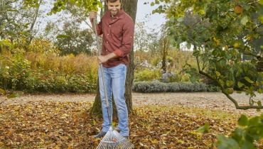 Jesienią w ogrodzie jest sporo pracy - dzięki odpowiednim narzędziom nie musi być ona męcząca Prace w ogrodzie