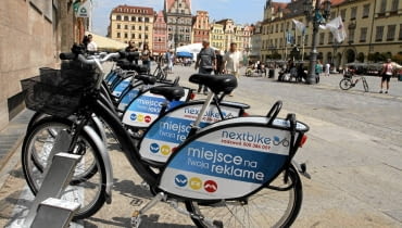 Wypożyczalnia rowerów we Wrocławiu 08.06.2011 WROCLAW , WYPOZYCZALNIA ROWEROW MIEJSKICH NA WROCLAWSKIM RYNKU . FOT. MACIEJ SWIERCZYNSKI / AGENCJA GAZETA SLOWA KLUCZOWE: ROWER MIEJSKI ROWERY WYPOZYCZALNIA NEXTBIKE ZDJĘCIE DO WKŁADKI: DLOWA strony lokalne GW - WarszawaGazeta_Stoleczna