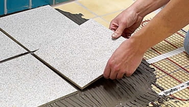 MONTAŻ MATY GRZEJNEJ 6. Matę pokrywa się zaprawą klejową przeznaczoną do ogrzewania podłogowego, a następnie układa płytki.