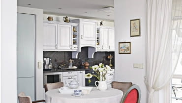 Część kuchenną wyznacza odmienny kolor podłogi i mebli. W kuchni prawie nie ma brązów i beżów dominujących w kącie jadalnym. Zamiłowanie właścicielki do kontrastowego łączenia stylów i barw widać nawet w doborze krzeseł, pochodzących z różnych kompletów. Część kuchenną wyznacza odmienny kolor podłogi i mebli. W kuchni prawie nie ma brązów i beżów dominujących w kącie jadalnym. Zamiłowanie właścicielki do kontrastowego łączenia stylów i barw widać nawet w doborze krzeseł, pochodzących z różnych kompletów.