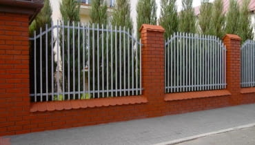 Słupy z cegły klinkierowej często przykrywa się dopasowaną do nich kolorystycznie dachówką ceramiczną, np. karpiówką. PUBLIKACJA DO WYKORZYSTANIA PO UZGODNIENIU Z AUTOREM
